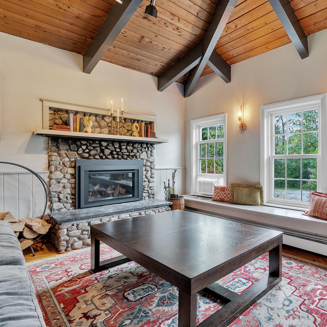 Red Clover Inn Sitting room with fireplace